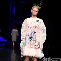 Koleksi terbaru Mel Ahyar yang bertajuk Methapor di LAKME Trend Gala, Ballroom Rizt Calton Pasific Place, Jakarta. Rabu, 18/10/2017. [Foto: Mohammad Abduh/Wolipop]