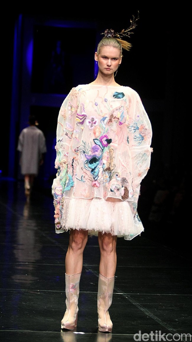 Koleksi terbaru Mel Ahyar yang bertajuk Methapor di LAKME Trend Gala, Ballroom Rizt Calton Pasific Place, Jakarta. Rabu, 18/10/2017. [Foto: Mohammad Abduh/Wolipop]