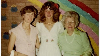 Berpose bersama ibu dan neneknya. Foto: Facebook