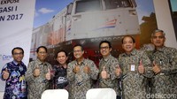 Direktur Utama PT Kereta Api Indonesia (Persero) Edi Sukmoro, Direktur Logistik & Pengembangan Budi Noviantoro, Direktur Keuangan Didiek Hartantyo, Direktur Pengelolaan Prasarana Bambang Eko M, Direktur Aset & Bangunan Dody Budiawan, Direktur SDM & Umum Apriyono Wedi C, dan Direktur Pengelolaan Sarana Azahari foto bersama usai public expose di Jakarta, Kamis (19/10).