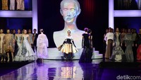 Agnez Mo saat tampil di acara fashion show Lakme Trend Gala di Ritz Carlton Pacific Place, Jakarta Selatan pada Rabu (18/10). Pool/Noel/detikFoto.