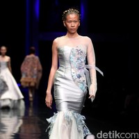 Koleksi terbaru Mel Ahyar yang bertajuk Methapor di LAKME Trend Gala, Ballroom Rizt Calton Pasific Place, Jakarta. Rabu, 18/10/2017. [Foto: Mohammad Abduh/Wolipop]
