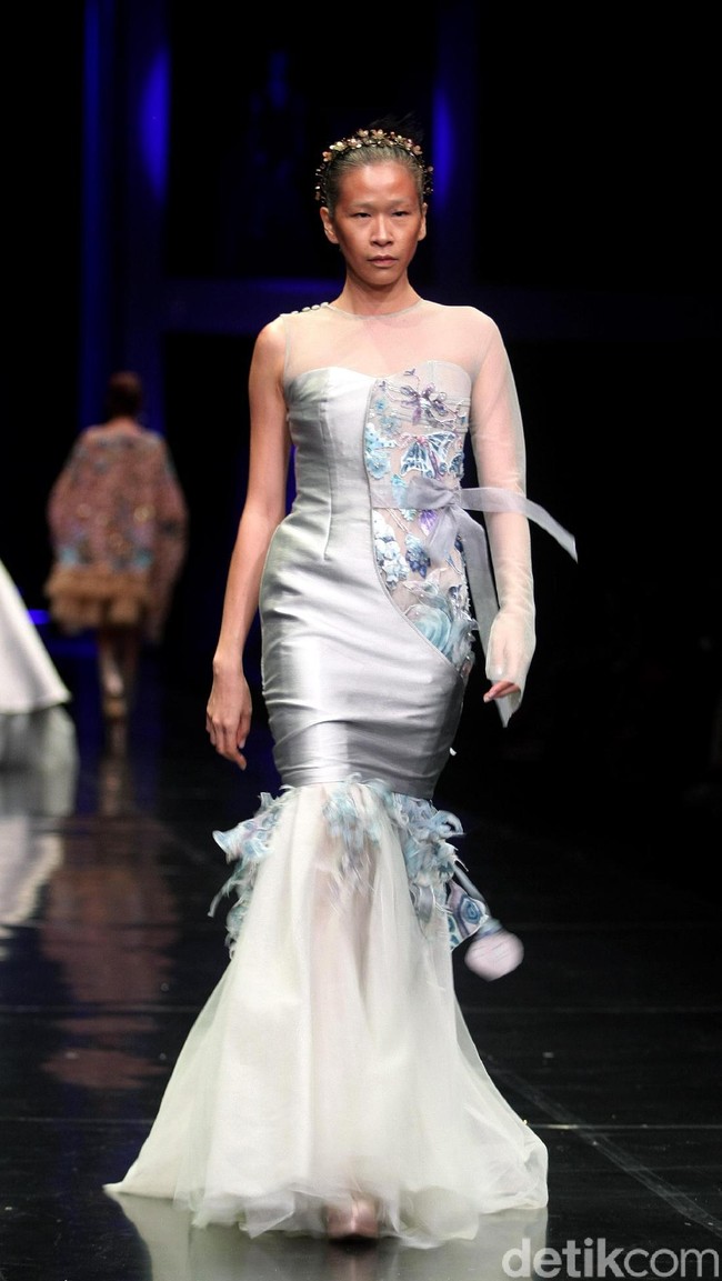 Koleksi terbaru Mel Ahyar yang bertajuk Methapor di LAKME Trend Gala, Ballroom Rizt Calton Pasific Place, Jakarta. Rabu, 18/10/2017. [Foto: Mohammad Abduh/Wolipop]
