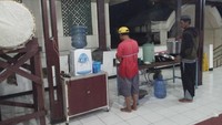 Para pengungsi beristirahat sambil menunggu banjir di rumahnya surut.