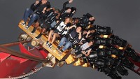 Begini ekspresi Rihanna saat naik roller coaster di Taman Rekreasi Tivoli Garden, Kopenhagen, Denmark. Penyanyi yang ngetop lewat lagu Umbrella ini tersenyum lebar meski dirinya duduk paling depan. Kamu nggak takut, Rihanna? (AFP)