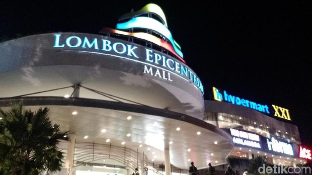 Jokowi Sambangi Mal di Mataram Pakai Sarung, Warga Histeris