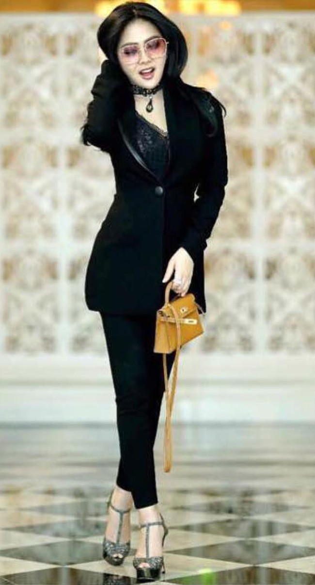 Sergio Rossi Embellished Tresor T-strap Platform Sandals, Rp 17,2 juta. Foto: Instagram