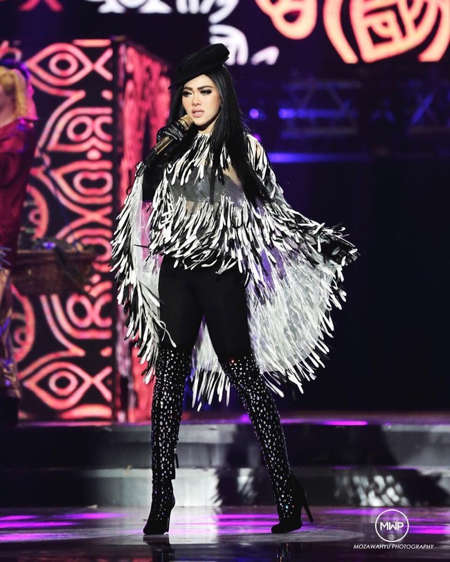 Giuseppe Zanotti Crystal Over the Knee Boots, Rp 24,6 juta. Foto: Instagram