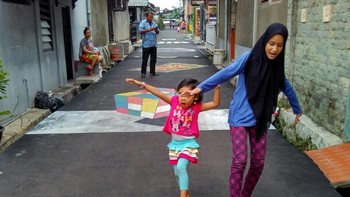 Karya mereka ini pun disambut positif oleh warga setempat dan juga banyak yang bukan warga di sana datang untuk melihat dan foto dengan hasil karya mereka. (Foto: Dok. Muhammad Alam)