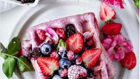 Siapa tak suka wafel dengan topping buah beri dan kacang-kacangan? Waffle blueberry ini diberi topping selai blueberry chia, raspberry, stroberi dan blueberry. Wow! Foto: Istimewa
