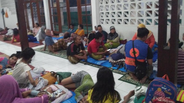 Foto: Suasana Pengungsi Banjir Akibat Tanggul Karung Jebol