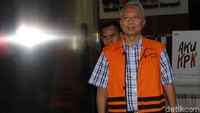 Antonius Tonny Budiono keluar gedung KPK usai menjalani pemeriksaan.