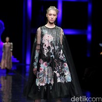 Koleksi terbaru Mel Ahyar yang bertajuk Methapor di LAKME Trend Gala, Ballroom Rizt Calton Pasific Place, Jakarta. Rabu, 18/10/2017. [Foto: Mohammad Abduh/Wolipop]