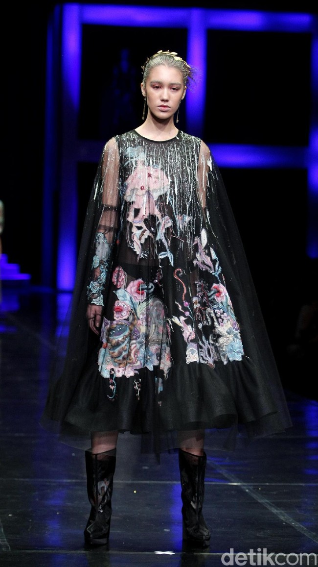 Koleksi terbaru Mel Ahyar yang bertajuk Methapor di LAKME Trend Gala, Ballroom Rizt Calton Pasific Place, Jakarta. Rabu, 18/10/2017. [Foto: Mohammad Abduh/Wolipop]