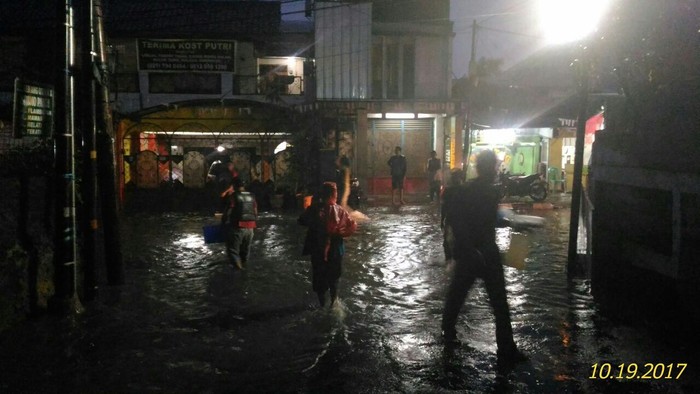 Banjir hingga 70 Cm, Jl Kemang Utara IX Tak Bisa Dilalui