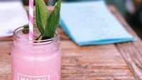Frose adalah minuman dingin yang sering disebut juga dengan pink wine dan sangat populer di California. Dengan sensasi soda, minuman berwarna pink ini bisa segarkan Anda. Foto: Istimewa