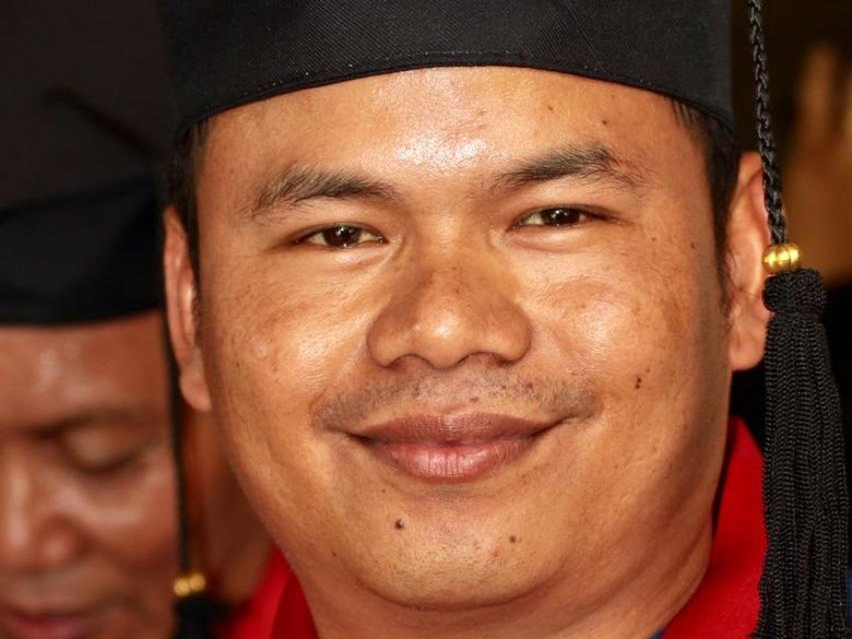 Bripka Pol Ledus, Mantan Satpam yang Raih Gelar Master Hukum Bripka Pol Ledus, Mantan Satpam yang Raih Gelar Master Hukum