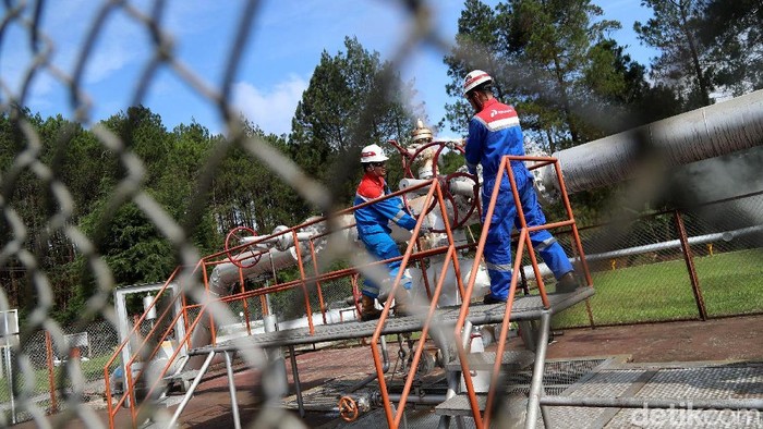 Melihat Aktivitas si PLTP Kamojang Milik PGE

Dua Pekerja tengah melakukan pengecekan sumur KMJ-51 di Pertamina Geothermal Energy (PGE) Area Kamojang, Kabupaten Bandung, Jawa Barat, Rabu (18/10/2017). PT PGE Area Kamojang mengoperasikan 92 sumur, untuk memasok uap bagi Pembangkit Listrik Tenaga Panasbumi (PLTP) Unit 1 sampai 5, dengan total kapasitas listrik terpasang 235 MW. Grandyos Zafna/detikcom

-.  PLTP Kamojang Unit 4 dan 5Â  dengan kapasitas 2x35MW beroperasi pada pertengahn tahun 2015, merupakan pilot project PT Pertamina Geothermal Energy, dalam mengoperasikan PLTP secara total project. Total project yakni pengerjaan proyek mulai dari tahapan eksplorasi dan pengembangan lapangan uap, hingga pembangunan dan pengoperasian PLTP untuk kemudian dijual dlm bentuk listrik.

-. PLTP Kamojang mulai di uji coba pada tahun 1978  dan mulai beroperasi pada tahun 1983.