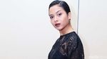 Sexy in Black! Putri Marino Pamer Kaki Jenjang