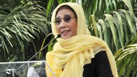 Begini penampilan Menteri Kelautan dan Perikanan Susi Pudjiastuti saat mengenakan jilbab kuning saat mengisi kuliah umum di Universitas Teuku Umar, Meulaboh, Aceh, belum lama ini. Dok. Humas KKP.
