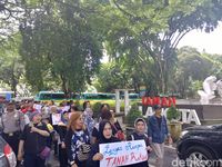 kedatangan mereka untuk menolak rencana Pemkot Bandung untuk membangun rumah deret di tanah yang mereka tempati saat ini. 