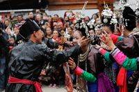Tradisi Nikah di Guizhou, China: Tarik-tarikan Ayam Hidup
