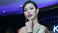 Pulasan make up dan lipstik merah menyala membuatnya tampil menawan. Pool/Ismail/detikFoto.