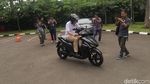 Aksi Jonan Meliuk-liuk Tunggangi Motor Listrik