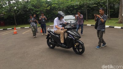 Aksi Jonan Meliuk-liuk Tunggangi Motor Listrik