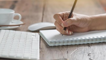 Mulai Aktif Menulis. Layaknya membuat ulasan, menulis juga dapat menginspirasi banyak orang, bahkan untuk hal-hal yang lebih luas. Beberapa platform seperti Medium, WordPress, hingga Blogger patut dicoba untuk berbagi ide bermanfaat kepada dunia. (Foto: Thinkstock)