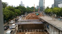 Proyek yang penyelesaiannya terancam molor ini membuat pengguna jalan mengeluh. Proyek ini ditargetkan selesai pada Desember 2017, namun kemungkinan baru selesai tahun depan.