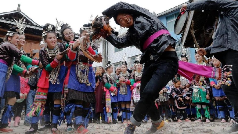 Ritual tarik-tarikan ayam supaya dapat jodoh (Tyrone Siu/Reuters) Ritual tarik-tarikan ayam supaya dapat jodoh (Tyrone Siu/Reuters)