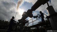 Dua pekerja mengecek sumur KMJ-51 di Pertamina Geothermal Energy (PGE) Area Kamojang.