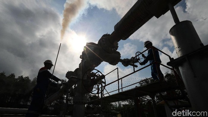 Melihat Aktivitas si PLTP Kamojang Milik PGE

Dua Pekerja tengah melakukan pengecekan sumur KMJ-51 di Pertamina Geothermal Energy (PGE) Area Kamojang, Kabupaten Bandung, Jawa Barat, Rabu (18/10/2017). PT PGE Area Kamojang mengoperasikan 92 sumur, untuk memasok uap bagi Pembangkit Listrik Tenaga Panasbumi (PLTP) Unit 1 sampai 5, dengan total kapasitas listrik terpasang 235 MW. Grandyos Zafna/detikcom

-. PLTP Kamojang Unit 4 dan 5Â  dengan kapasitas 2x35MW beroperasi pada pertengahn tahun 2015, merupakan pilot project PT Pertamina Geothermal Energy, dalam mengoperasikan PLTP secara total project. Total project yakni pengerjaan proyek mulai dari tahapan eksplorasi dan pengembangan lapangan uap, hingga pembangunan dan pengoperasian PLTP untuk kemudian dijual dlm bentuk listrik.

-. PLTP Kamojang mulai di uji coba pada tahun 1978 dan mulai beroperasi pada tahun 1983.