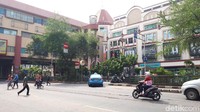 Menurut salah seorang saksi, Wahyu yang juga seorang petugas keamanan dalam (PKD) Mangga Dua Mall, TM sempat menabrak taksi dan kancil (bajaj) terlebih dahulu sebelum berhenti di putaran dan diteriaki massa. Wahyu, bercerita bahwa TM tidak mau membuka kaca.