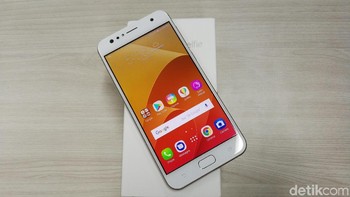 Ponsel ini punya dual camera di bagian depan, yakni 20 MP untuk kamera normal dan kamera wide angel 120 derajat dengan resolusi 8 MP. Foto: Muhammad Alif Goenawan/detikINET