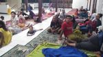 Foto: Suasana Pengungsi Banjir Akibat Tanggul Karung Jebol