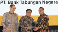 Managing Director Finance & Treasury PT Bank Tabungan Negara (Persero) Tbk Iman Nugroho Soeko menerima penghargaan The Top 50 Indonesian Companies.