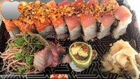 Kantinnya sendiri bernama Caffe Macs. Salah satu menu yang disajikan platter sushi lengkap. Foto: Istimewa