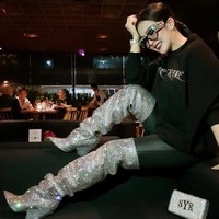 Saint Laurent Niki Swarovski Crystal Embellished Leather Knee Boots, Rp 130 juta. Foto: Instagram