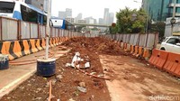 Macetnya itu semua jam malah, sepentok di perempatan itu. Pukul 06.00 WIB sampai malam tetap macet. Siang pun masih macet. Saya kalau mau ke Kuningan kadang lewat Wijaya, lewat Gatot Subroto juga. Kalau dari arah Kuningan ke Mampang Prapatan itu lancar, kata Yayat, tukang ojek pangkalan di Halte Mampang, Kamis (19/10).