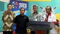 Sekretaris Kementerian Pemuda dan Olahraga (Sesmenpora) Gatot S Dewa Broto didampingi Ketua Indonesia Olympians Association (IOA) Richard Sam Bera dan Ketua Umum KONI Pusat Tono Suratman menggelar jumpa pers usai pertemuan di Kemenpora, Jakarta, Kamis (19/10/2017).