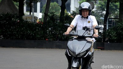 Jonan Jajal Motor Listrik Gesits Buatan Anak Bangsa