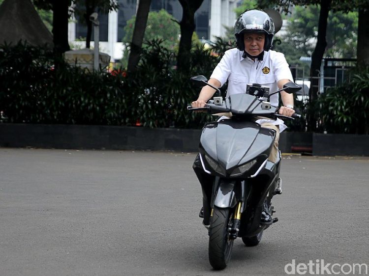 Jonan Jajal Motor Listrik Gesits Buatan Anak Bangsa