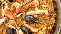 Fideua ialah mie seafood dengan porsi besar dari Valencia Spanyol yang mirip paella. Mau coba? Foto: Istimewa