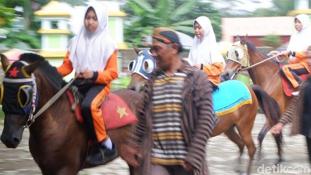 Siswa Madrasah Ibtidaiyah Negeri (MIN) 1 Madukara Banjarnegara latihan berkuda.