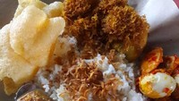 Akun @yulianopa pamer nasi uduk dengan taburan serundeng. Lauknya ayam goreng, balado telur dan kerupuk. Wah, sambalnya terlihat menggiurkan ya?Foto: Istimewa