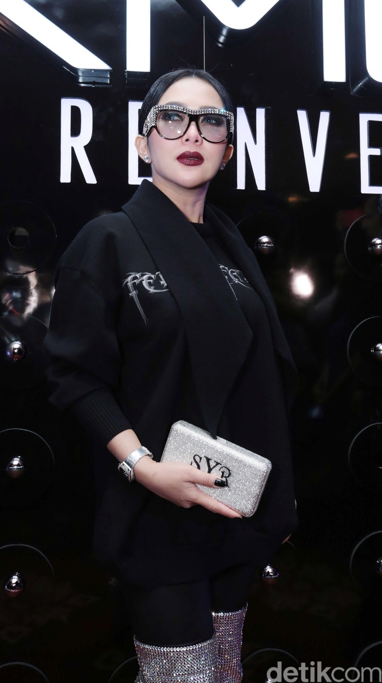 Syahrini Janji Umrahkan 20 Korban First Travel Bulan Depan Syahrini Janji Umrahkan 20 Korban First Travel Bulan Depan