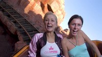 Ini ekspresi si cantik nan seksi Paris Hilton saat naik roller coaster bersama adiknya Nicky Hilton. Pewaris jaringan hotel Hilton ini tampak menikmati waktu liburannya di Disney World Resort (Getty Images)