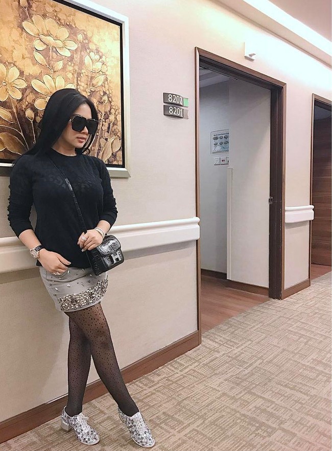 Chanel Nylon with Plastic Flower Embroideries, Rp 23,6 juta. Foto: Instagram